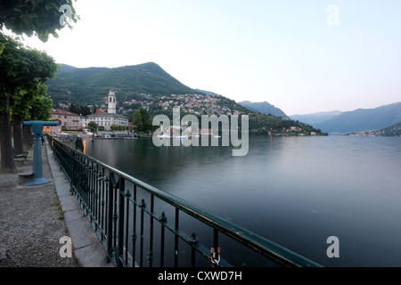 Une belle & vue pittoresque de Cernobbio Côme, Italie, Lac de Côme, bateaux, hôtels, photoarkive Banque D'Images