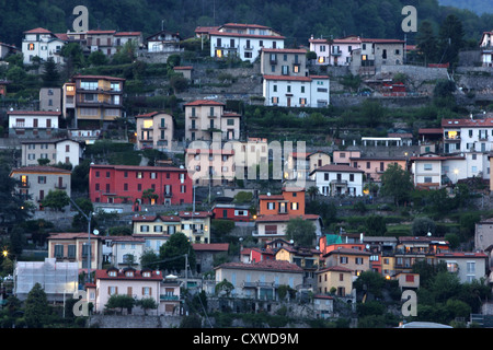 Une belle et pittoresque vue sur les maisons et le village de Cernobbio, Côme, Italie, photoarkive Banque D'Images