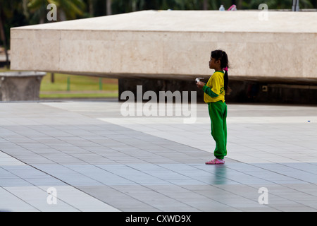 Jouant sur les motifs du Monument national à Jakarta, Indonésie Banque D'Images