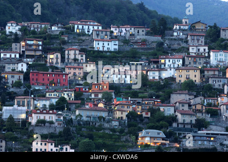 Une belle et pittoresque vue sur les maisons et le village de Cernobbio, Côme, Italie, photoarkive Banque D'Images