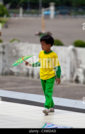 Jouant sur les motifs du Monument national à Jakarta, Indonésie Banque D'Images