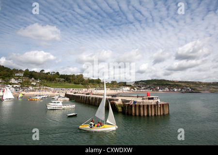 Sortie du port de Lyme Regis de Cobb, Dorset, Angleterre, Royaume-Uni Banque D'Images