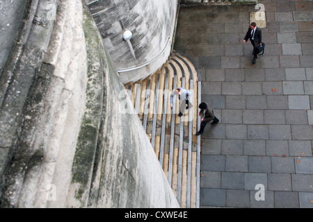 Vu de Waterloo Bridge, à Londres, comme les gens abordent l'escalier menant au pont Banque D'Images