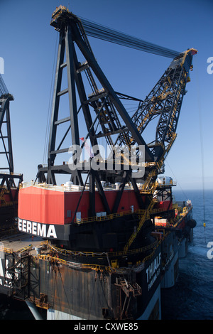 L'Heerema Marine Thialf barge-grue de construction lourds Banque D'Images