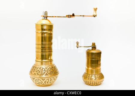 Moulins à épices. L'un grand et un petit moulin à épices sur un fond blanc Banque D'Images