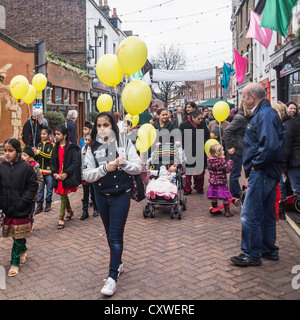 Une célébration du printemps - Holi - le Festival des couleurs" - Participants à des hindous se rassemblent dans la rue de l'Église, Twickenham Banque D'Images