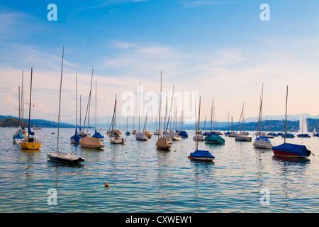 Bateaux amarrés sur le lac de Zurich, Suisse Banque D'Images