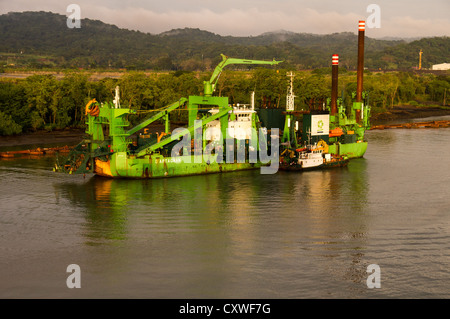 Canal de Panama Panama Navire Drague D'Artagnan s'efforce d'approfondir le canal de Panama Novembre 2011 Banque D'Images