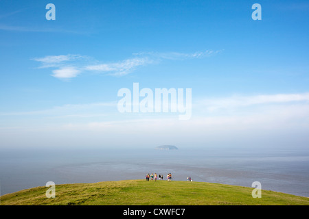 Vue depuis le bord de la falaise au-dessus de la chaîne Bristol sur L'Île Steep Holm Island à Brean Down, Somerset, Angleterre Banque D'Images