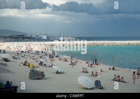 Les touristes sur la plage de la plage de Barceloneta, Barcelone, Espagne Banque D'Images