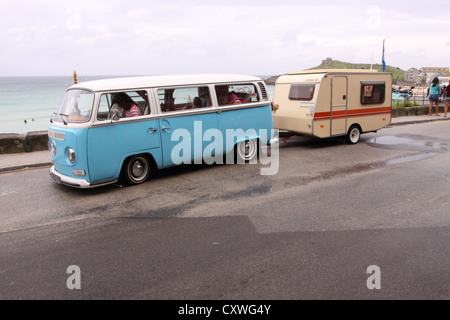 Le camping-car Volkswagen tractant une petite caravane Rapido sur le front de mer à St Ives Cornwall UK Banque D'Images