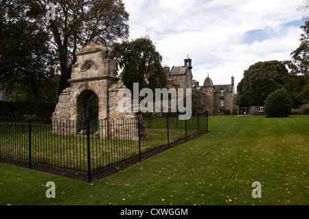 Une ruine dans le parc de St Mary's College, Université de St Andrews, Fife, en Écosse. St Mary's College est en arrière-plan. Banque D'Images