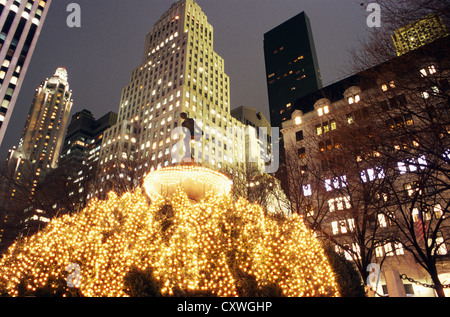 La fontaine Pulitzer assis dans Grand Army Plaza en face de l'hôtel Plaza, illuminé pour les fêtes à New York. Banque D'Images