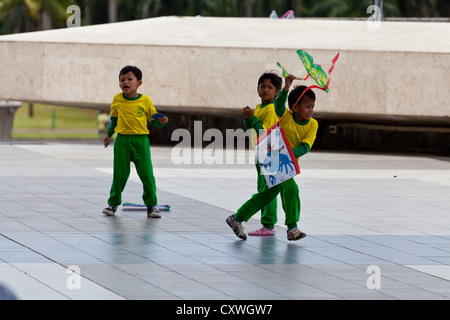 Jouant sur les motifs du Monument national à Jakarta, Indonésie Banque D'Images