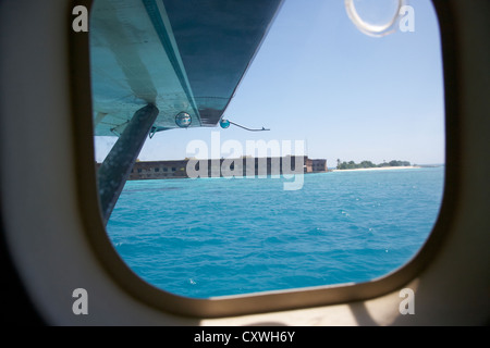 Regardant par la fenêtre d'hydravion en venant se poser sur l'eau dans un hydravion à côté de fort Jefferson clé jardin Dry Tortugas flori Banque D'Images