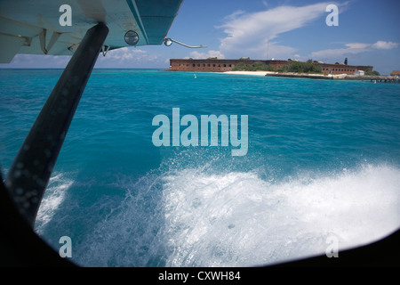 Regardant par la fenêtre de l'atterrissage d'hydravions sur l'eau à côté de fort Jefferson clé jardin florida keys Dry Tortugas usa Banque D'Images