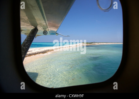 Regardant par la fenêtre d'hydravion s'est posé sur l'île dans les Keys de Floride usa Dry Tortugas Banque D'Images