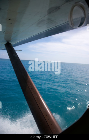 Regardant par la fenêtre d'hydravion au décollage sur l'eau Dry Tortugas florida keys usa Banque D'Images