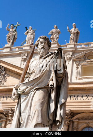 Statue de Saint Paul à l'extérieur, la Basilique Saint-Pierre, Vatican, Rome, Italie. Banque D'Images