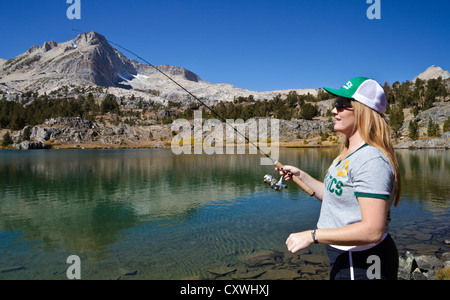 Femme à la pêche dans le lac de Greenstone dans les 20 lacs dans l'Est de la Sierra Banque D'Images