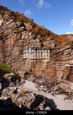 Rocher de grès érodé les couches sédimentaires sur les falaises à Camas Daraich Bay, Point of Sleat, Skye, Scotland, UK Banque D'Images