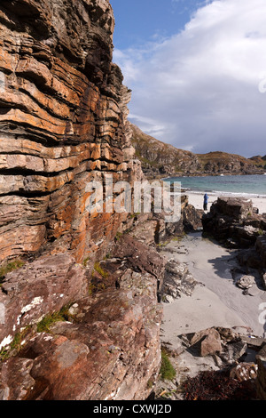 Rocher de grès érodé les couches sédimentaires sur les falaises de belle Camas Daraich Bay, près du point of Sleat, Skye, Scotland, UK Banque D'Images