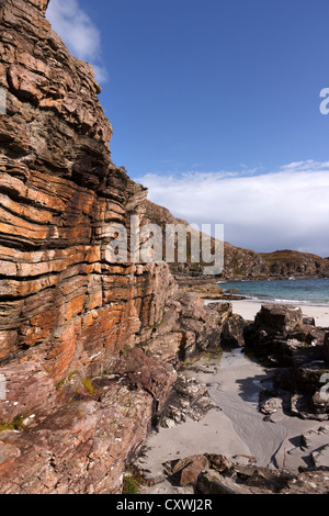 Rocher de grès érodé les couches sédimentaires sur les falaises de belle Camas Daraich Bay, près du point of Sleat, Skye, Scotland, UK Banque D'Images