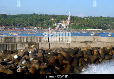 Protéger les murs de la mer sur le port de Kerala Inde Kovalam Banque D'Images