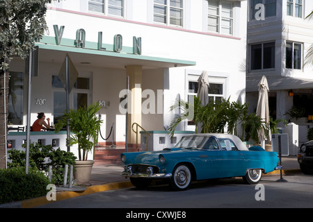 Ford Thunderbird classique à l'extérieur de l'établissement Avalon Hotel Ocean Drive dans le quartier art déco de Miami South beach floride usa Banque D'Images