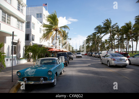 Ford Thunderbird classique à l'extérieur de l'établissement Avalon Hotel Ocean Drive dans le quartier art déco de Miami South beach floride usa Banque D'Images