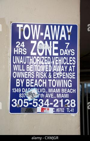 Zone-remorquage panneau d'avertissement dans Miami South beach floride usa Banque D'Images