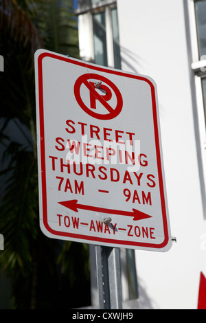 Balayage des rues jeudi zone-remorquage panneau d'avertissement dans Miami South beach floride usa Banque D'Images