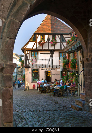 Entrée voûtée médiévale en pierre d'un village historique de Riquewihr sur la Route des Vins Alsace France Banque D'Images