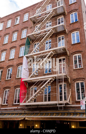 Immeuble restauré dans la petite Italie avec grand drapeau italien Banque D'Images