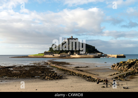 St Michaels Mount durant la marée basse Mount's Bay Coast de Cornwall England UK Banque D'Images