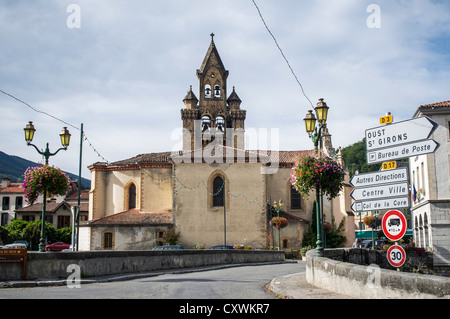 L'entrée du village de Seix, dans la région Midi-Pyrénées de France vu depuis le pont sur la rivière Salat. Banque D'Images