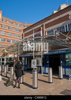 Entrée de Leeds City station, la principale gare desservant le centre-ville de Leeds. Banque D'Images