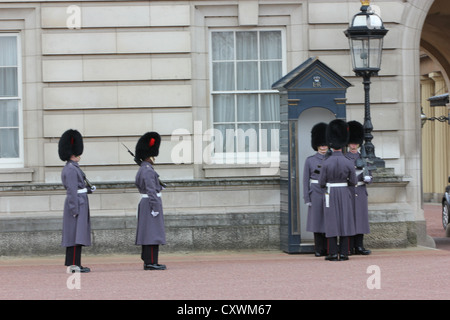 Le célèbre Changement de la Garde du palais de Buckingham, London, Londres, ville, l'Europe, le palais de Buckingham, l'Angleterre, l'photoarkive Banque D'Images