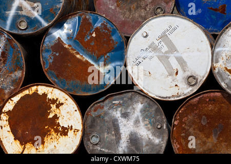 Old rusty de barils dans le Port Sunda Kelapa à Jakarta, Indonésie Banque D'Images