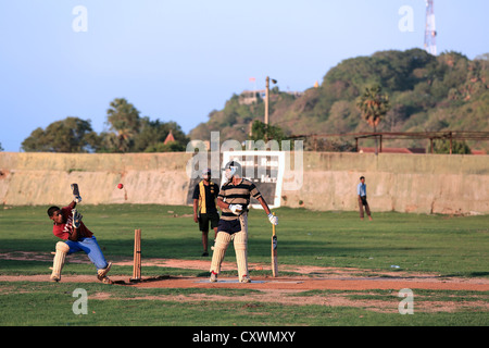 Les joueurs de cricket du Sri Lanka pour pratiquer un match de cricket concurrentiel, Trincomalee, Sri Lanka. Banque D'Images