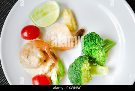 Gâteau de riz croustillant de crevettes et de légumes avec trempette sur plat blanc Banque D'Images