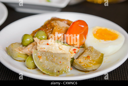 Basilic chili rôti canard aux légumes mixtes et oeuf dur Banque D'Images