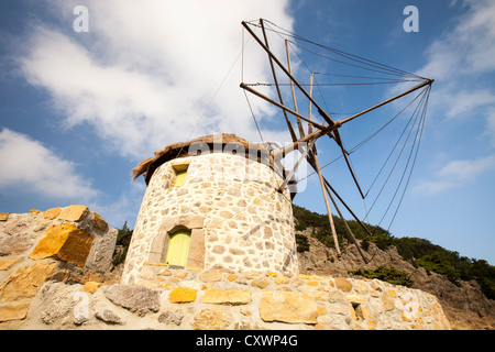 Moulins à vent en grec ancien Kontias sur Lemnos, Grèce. Banque D'Images