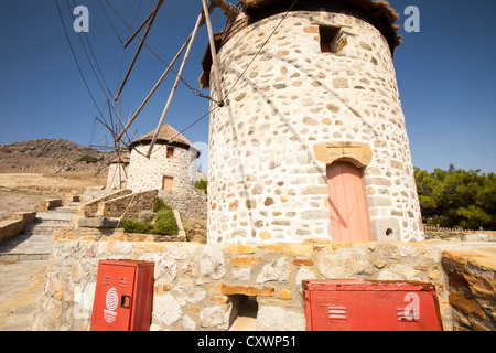 Moulins à vent en grec ancien Kontias sur Lemnos, Grèce. Banque D'Images