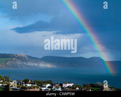 Arc-en-ciel sur la baie de Lyme, de Lyme Regis à pour Golden Cap Banque D'Images