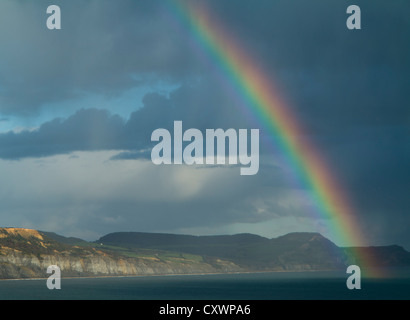 Arc-en-ciel sur la baie de Lyme, de Lyme Regis à pour Golden Cap Banque D'Images