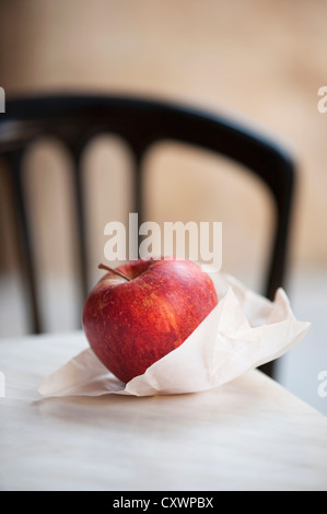 Close up of apple en sac de papier Banque D'Images