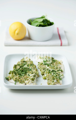 Assiette de filets de bar incrustés de fines herbes Banque D'Images