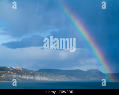 Arc-en-ciel sur la baie de Lyme, de Lyme Regis à pour Golden Cap Banque D'Images