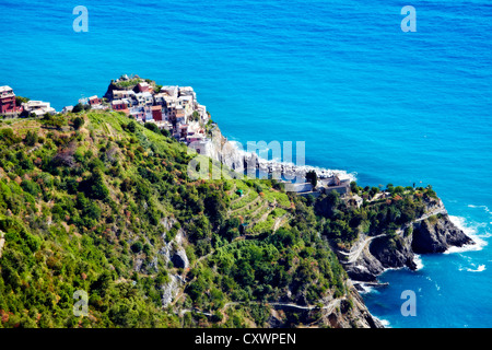Vue aérienne de la ville côtière on hillside Banque D'Images